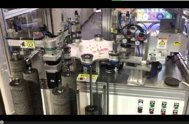 鄭州豐宏機械上海五金展現場備膠貼標一體機視頻展示