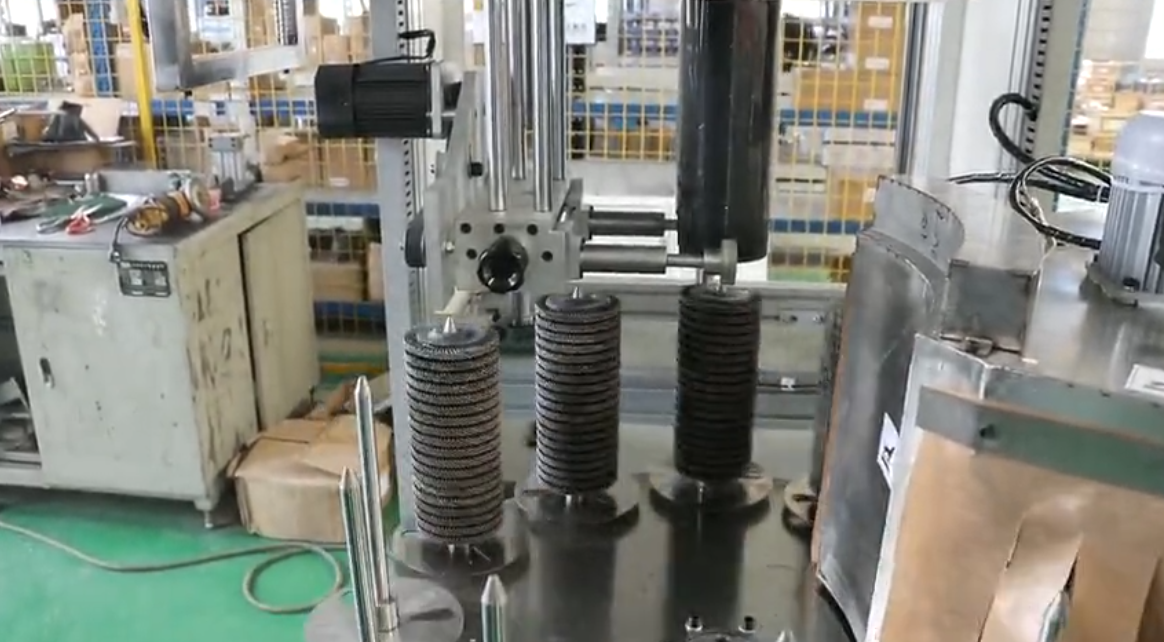 新型包裝機轉盤式套膜機工作視頻